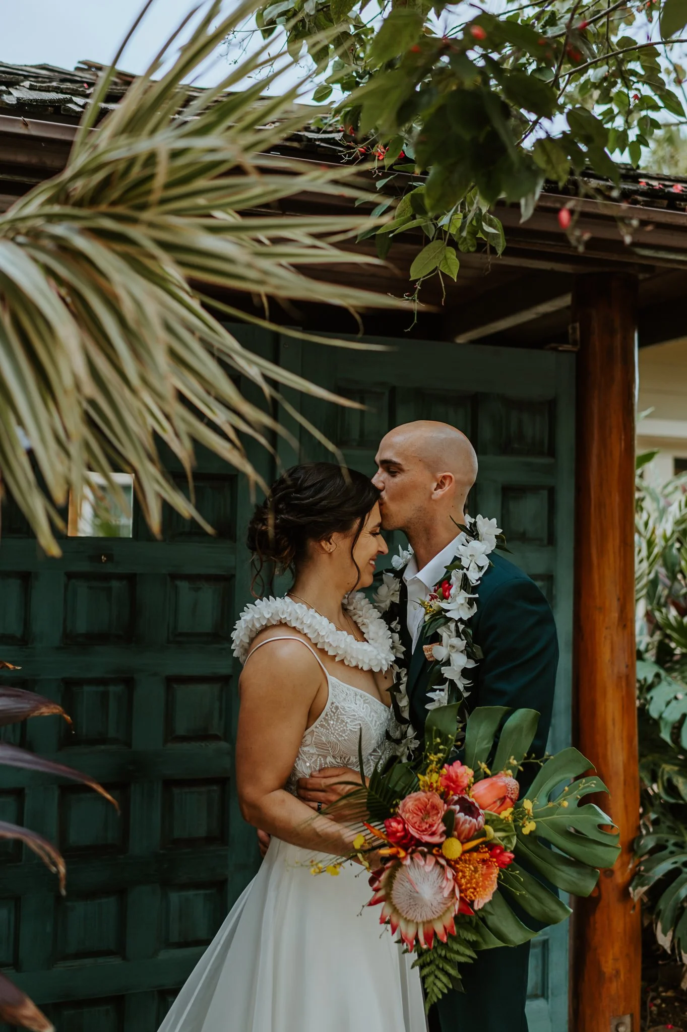 hi＿wedding  A Woodsy Wedding in Idyllwild, California Full Of Kitschy, Vintage